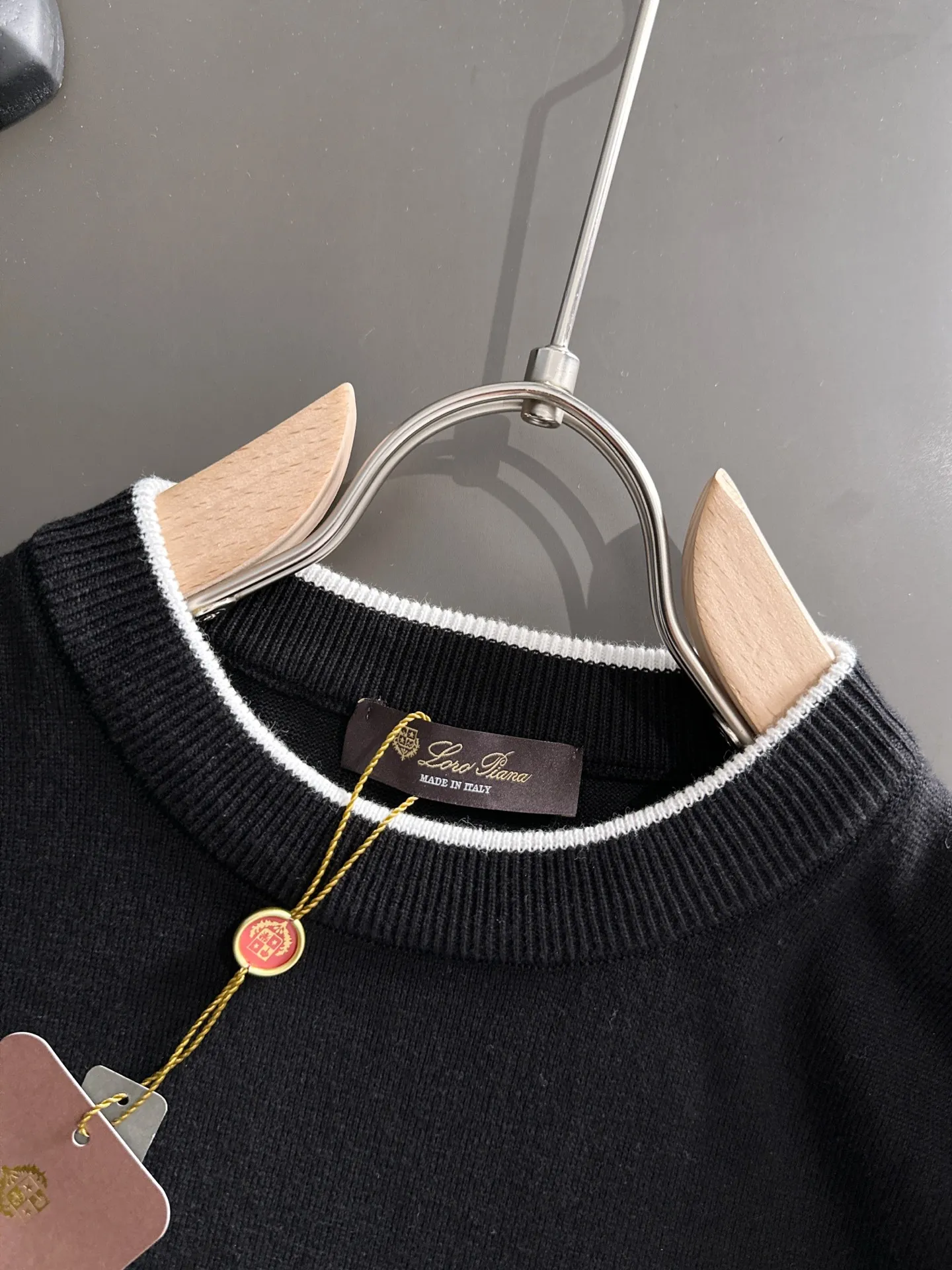 Next day shipment LP high quality Loro Piana 26ss New Arrival men's short-sleeved T-shirt Made of combed cotton yarn knitted cotton fabric, no pressure when entering and exiting the counter Exclusive control of raw materials It feels substantial when weighed, and the upper body is more textured than ordinary T-shirts. This texture can cope with the weather easily and is suitable for both hot and cold! Loose fit design, looks noble. The only correct version is available Size: M to XXXL
